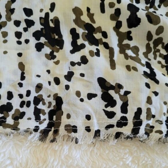 ✨Frayed collar dot button down top✨ - Picture 8 of 9